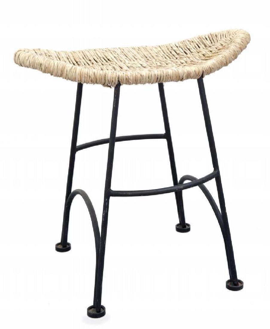 TOM DIXON uno sgabello per CAPPELLINI, circa: TOM DIXON uno sgabello per CAPPELLINI, circa 1991. Tondino di ferro verniciato, paglia intrecciata. Cm 51 (h) x 51 x 37.