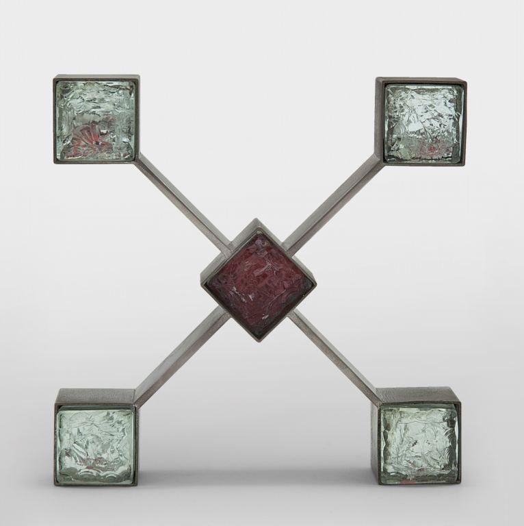 FONTANA ARTE Una croce da parete modello: FONTANA ARTE Una croce da parete modello "2435", 1967. Ottone nichelato, cristallo scalpellato. Etichetta "fa". Cm 4 x 20. A wall cross, "2435" model, 1967. Nicke-plated brass and chiseled crystal wit