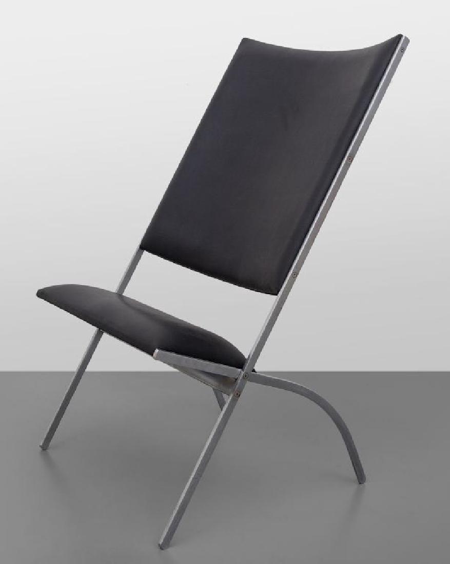 GIO PONTI Una poltroncina "Gabriela",: GIO PONTI Una poltroncina "Gabriela", edizione WALTER PONTI, 1972. Acciaio cromato, imbottiture rivestite in vinilpelle. Altezza cm 105, larghezza 60, profonditÃ 60. A "Gabriela" chair manufactured