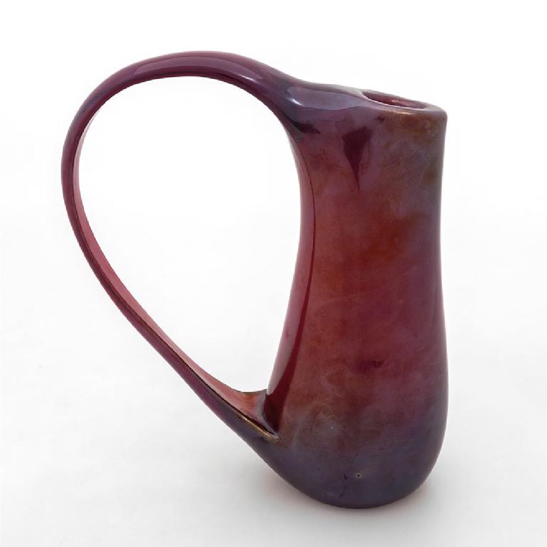 GIORGIO FERRO, A.VE.M. Un vaso "Ansa volante",: GIORGIO FERRO, A.VE.M. Un vaso "Ansa volante", 1955. Vetro rosso iridato. Altezza cm 26.