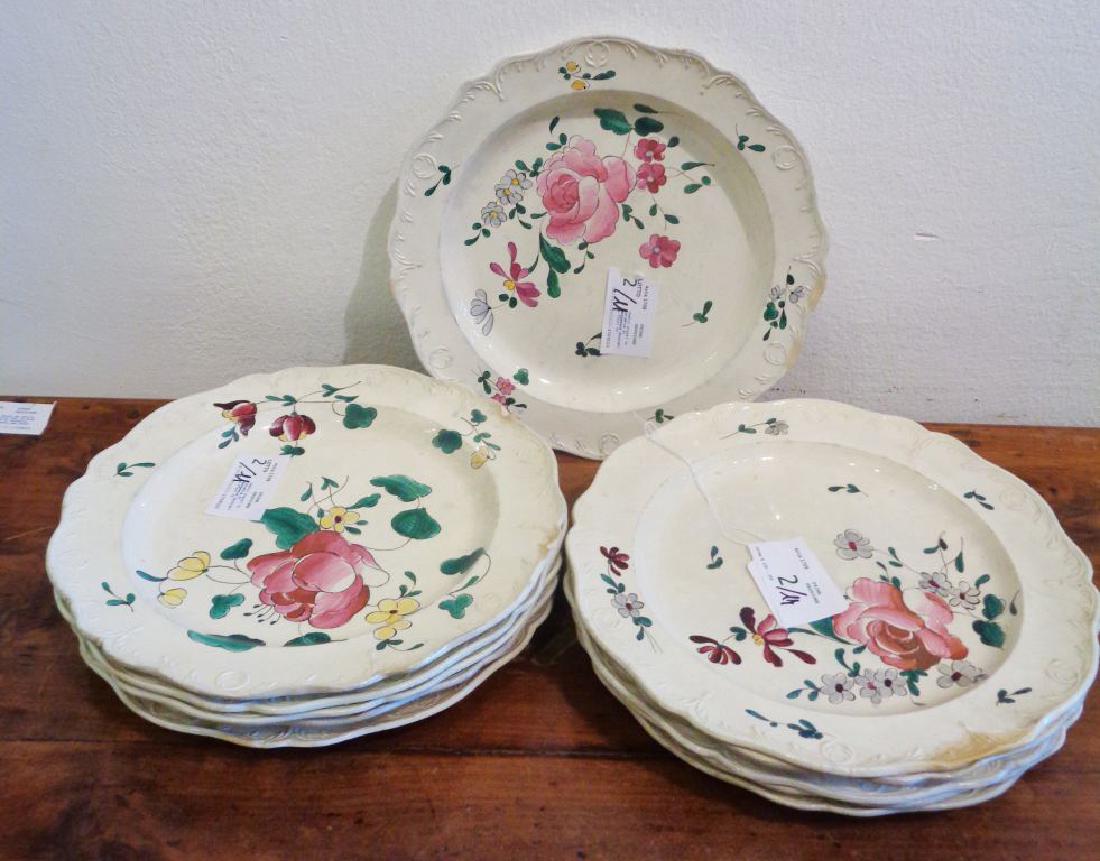 Undici piatti in ceramica di Wedgewood decorati a: Undici piatti in ceramica di Wedgewood decorati a fiori in policromia diam.cm.25