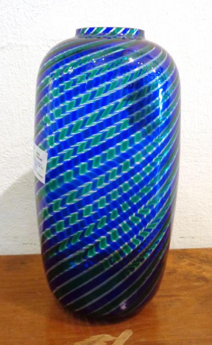 Vaso in vetro di Venini a righe blu e: Vaso in vetro di Venini a righe blu e verdi h.cm.30