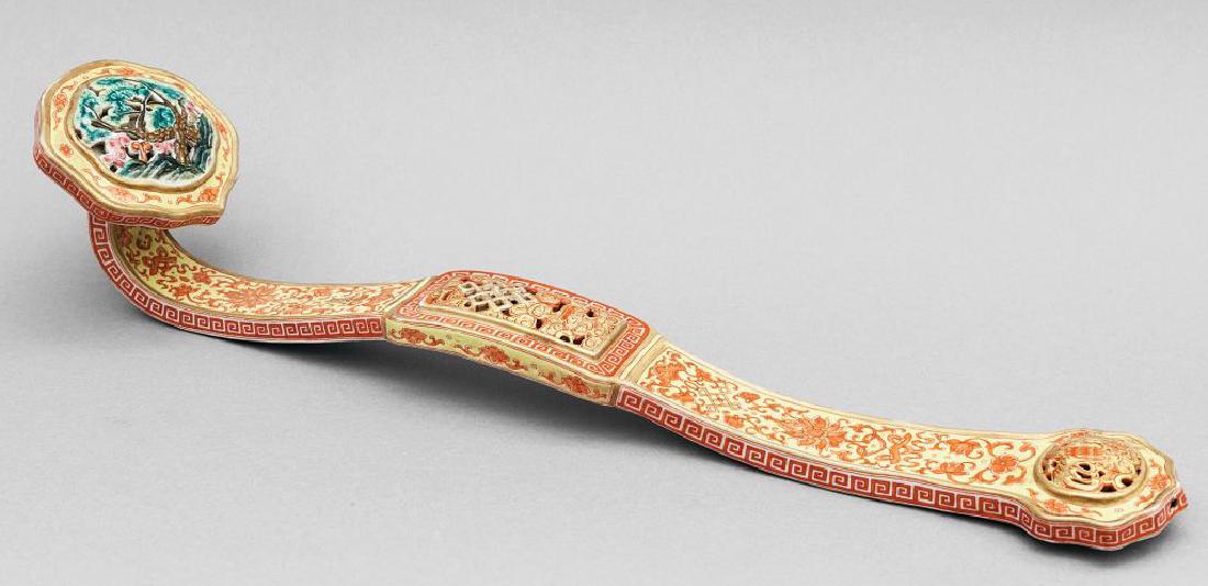 Scettro Ruyi in porcellana policroma, Cina sec. (1 of 3)