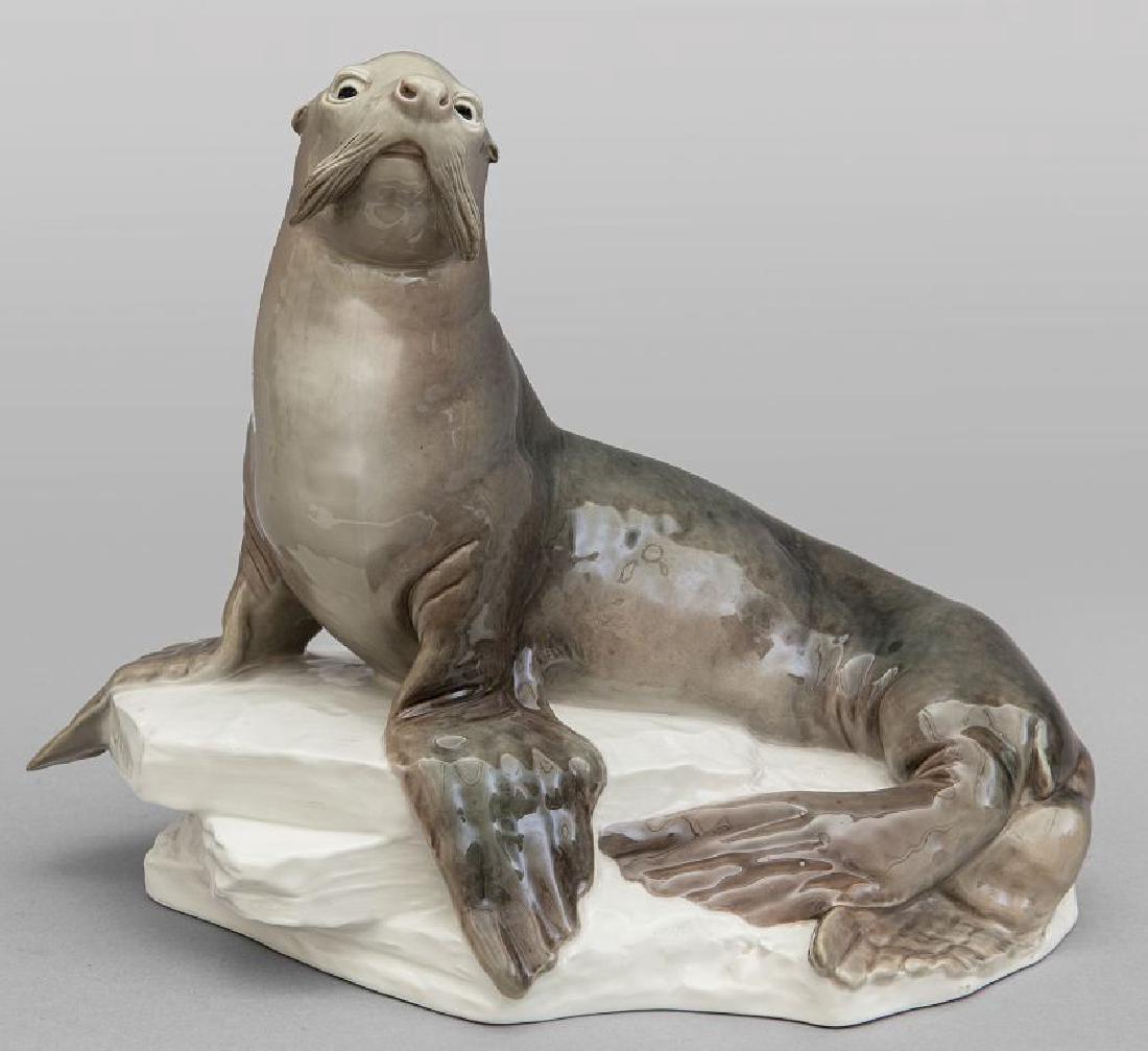 Foca in porcellana di Meissen cm. 40x22 h. 33: Foca in porcellana di Meissen cm. 40x22 h. 33