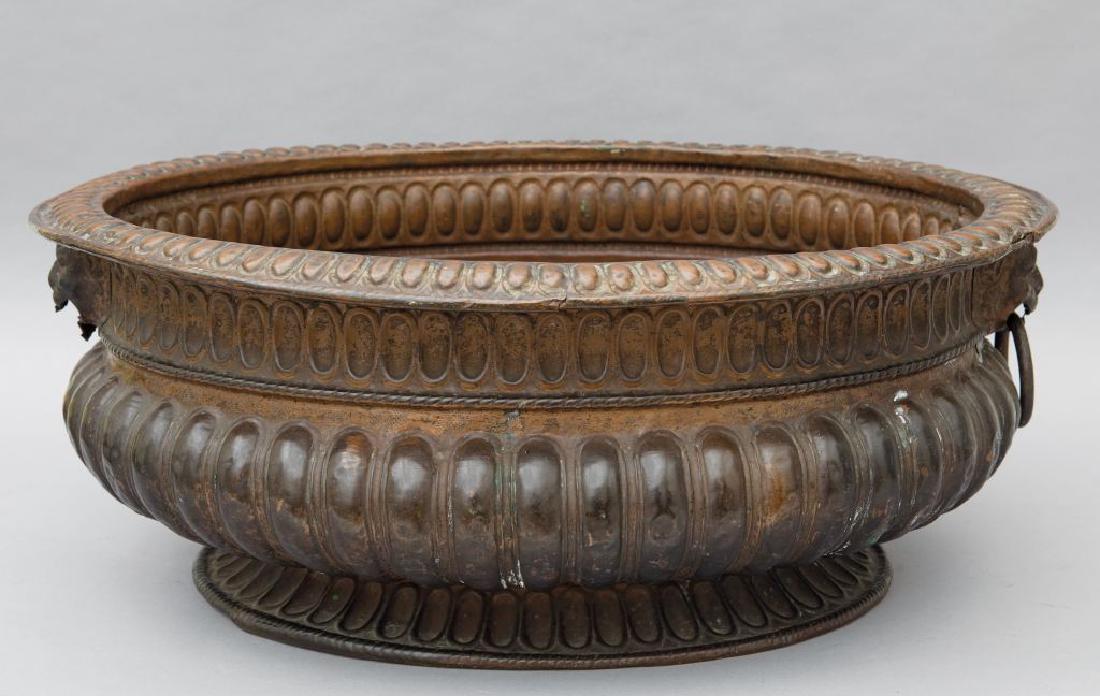 Grande bacile in rame, laterali con teste di (1 of 1)