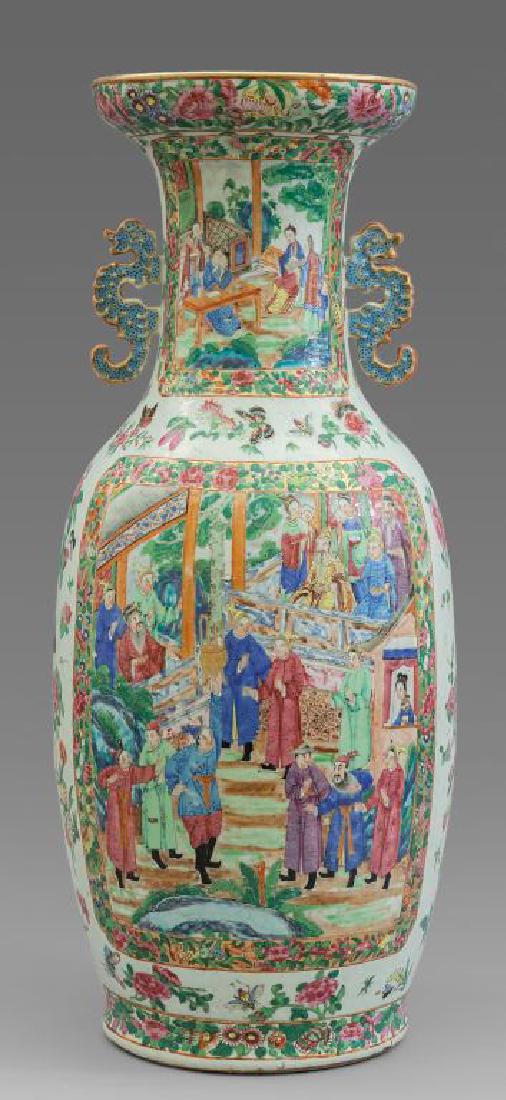 Vaso in porcellana policroma con decoro di scene (1 of 2)