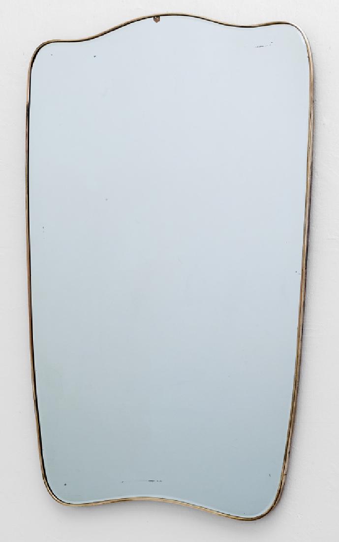 UNO SPECCHIO DA PARETE, anni '50. Ottone,: UNO SPECCHIO DA PARETE, anni '50. Ottone, cristallo molato argentato. Cm 120 x 74.