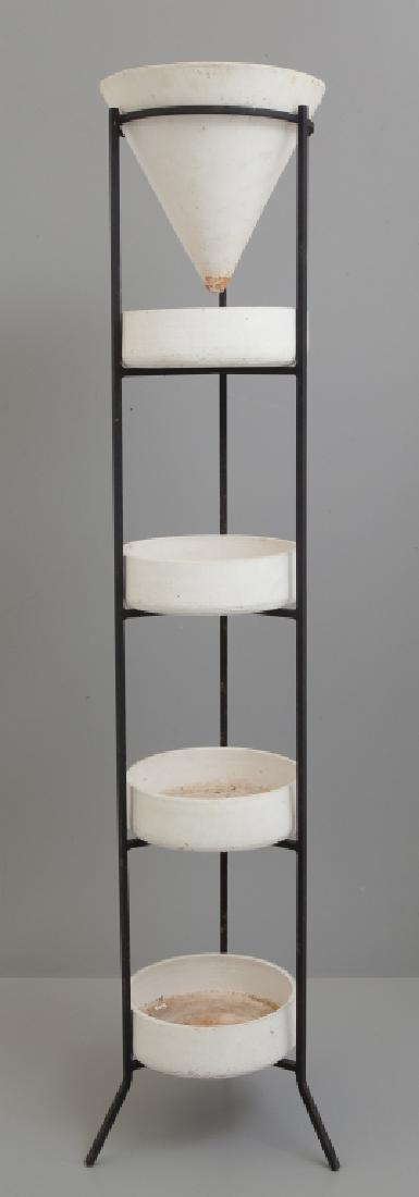 FRANCO CAMPO, CARLO GRAFFI Una colonna: FRANCO CAMPO, CARLO GRAFFI Una colonna portavasi per HOME, circa 1960. Ferro verniciato, ceramica verniciata. Altezza cm 179, diametro cm 31.