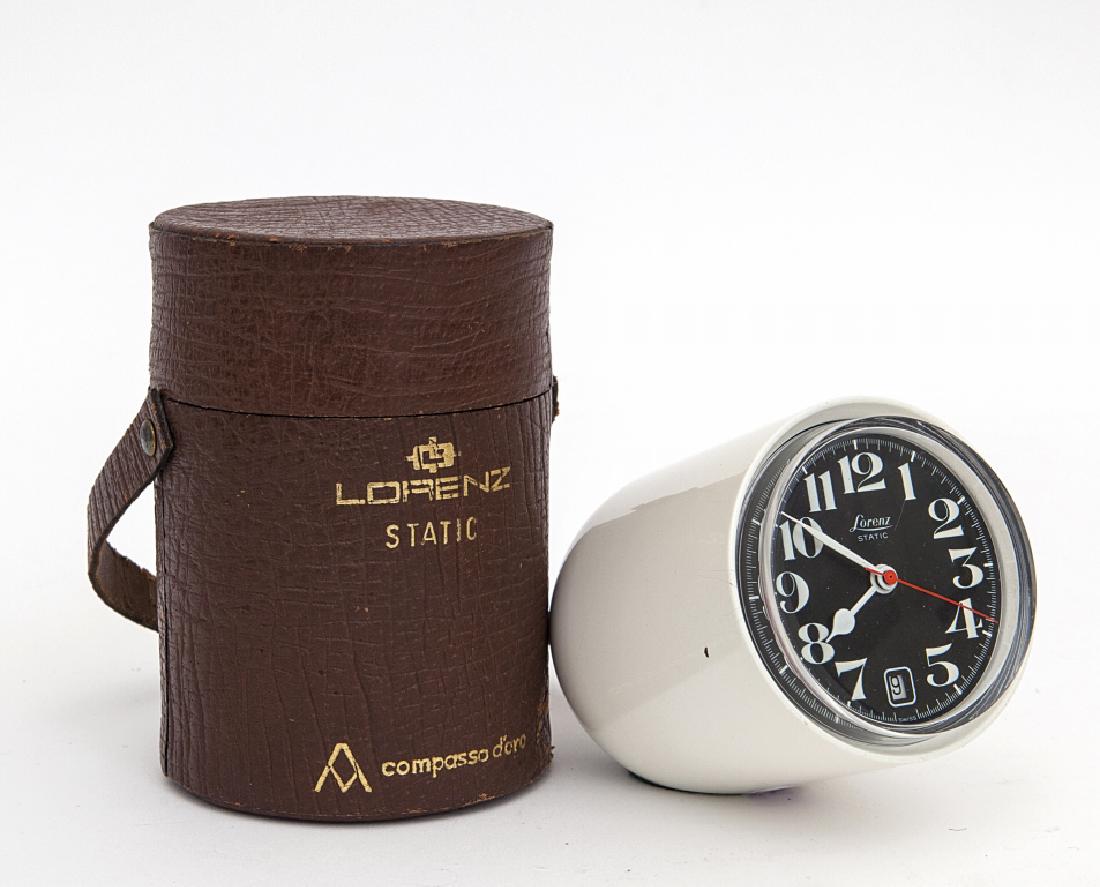 RICHARD SAPPER Un orologio da tavolo "Static": RICHARD SAPPER Un orologio da tavolo "Static" per LORENZ (Compasso d'oro 1960). Alluminio anodizzato spazzolato, involucro in pelle. Funzionante. Cm 10 x 6,5. Letteratura: Domus 472 (marzo 1969), p. 3