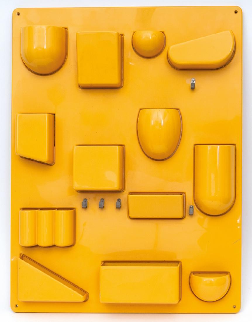 INGO MAUER Un portaoggetti da parete "Uten: INGO MAUER Un portaoggetti da parete "Uten Silo" per DESIGN M, anni '60. Resina Abs. Marchio stampato. Cm 68 x 52, sporgenza cm 6.