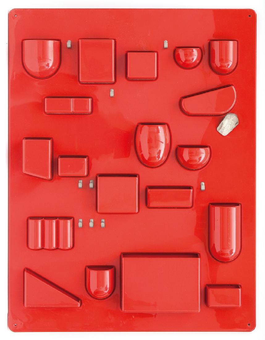 INGO MAUER Un portaoggetti da parete 'Uten: INGO MAUER Un portaoggetti da parete 'Uten silo' per DESIGN M, anni '60. Resina Abs. Cm 87 x 67, sporgenza cm 6.