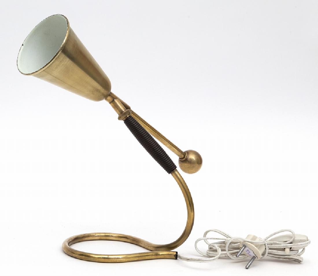 KAARE KLINT Una lampada da tavolo o da parete: KAARE KLINT Una lampada da tavolo o da parete per LE KLINT LAMPESKAERME, inizi anni '50. Ottone satinato, plastica. Altezza cm 27. Letteratura: Roberto Aloi, Esempi di decorazione moderna di tutto il