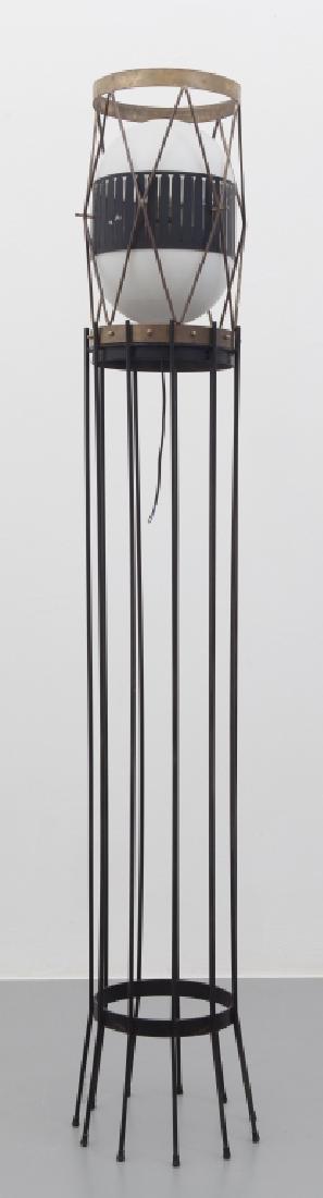 ESPERIA (Editore) Una lampada da terra, anni: ESPERIA (Editore) Una lampada da terra, anni '50. Ferro verniciato, ottone, vetro opalino satinato. Altezza cm 182.