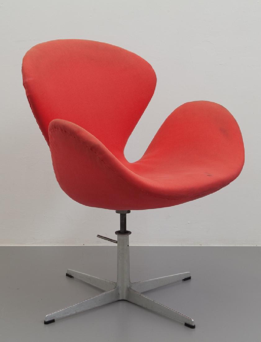 ARNE JACOBSEN Una poltrona 'Swan'1957, per: ARNE JACOBSEN Una poltrona 'Swan'1957, per FRITZ HANSEN. Alluminio pressofuso, imbottitura rivestita in tessuto. Altezza cm , larghezza , profonditÃ . Letteratura: Michael Ellison, leslie Pina, Des