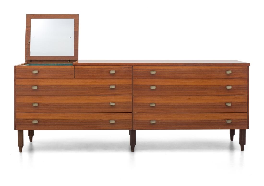 UNA CASSETTIERA, anni '60. Legno di: UNA CASSETTIERA, anni '60. Legno di palissandro, legno impiallacciato in palissandro, cristallo argentato, vano toilette rivestito in panno all'interno. Cm 70 (h) x 180 x 45.