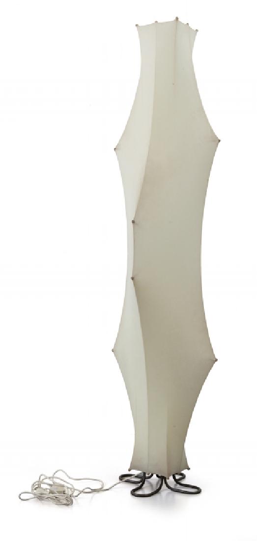 TOBIA SCARPA Una lampada da terra "Piccolo: TOBIA SCARPA Una lampada da terra "Piccolo Fantasma" per FLOS, 1960. Cocoon su struttura in tondino di acciaio. Altezza cm 185. Letteratura: Domus 411 (febbraio 1964), p. d/191 Ottagono 6 (luglio 1967