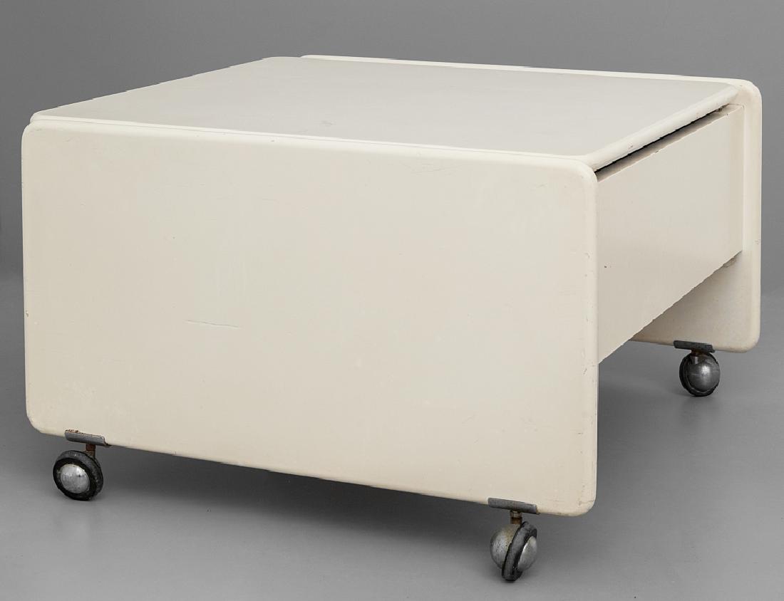MARCO ZANUSO Un tavolino-bar su rotelle: MARCO ZANUSO Un tavolino-bar su rotelle "Springtime" per ARFLEX, 1965. Legno laccato. Cm 41 (h) x 65,5 x 65,5. Letteratura: Domus 440 (luglio 1966), p. 63 Domus 442 (settembre 1966), p. 39 Ottagono 3