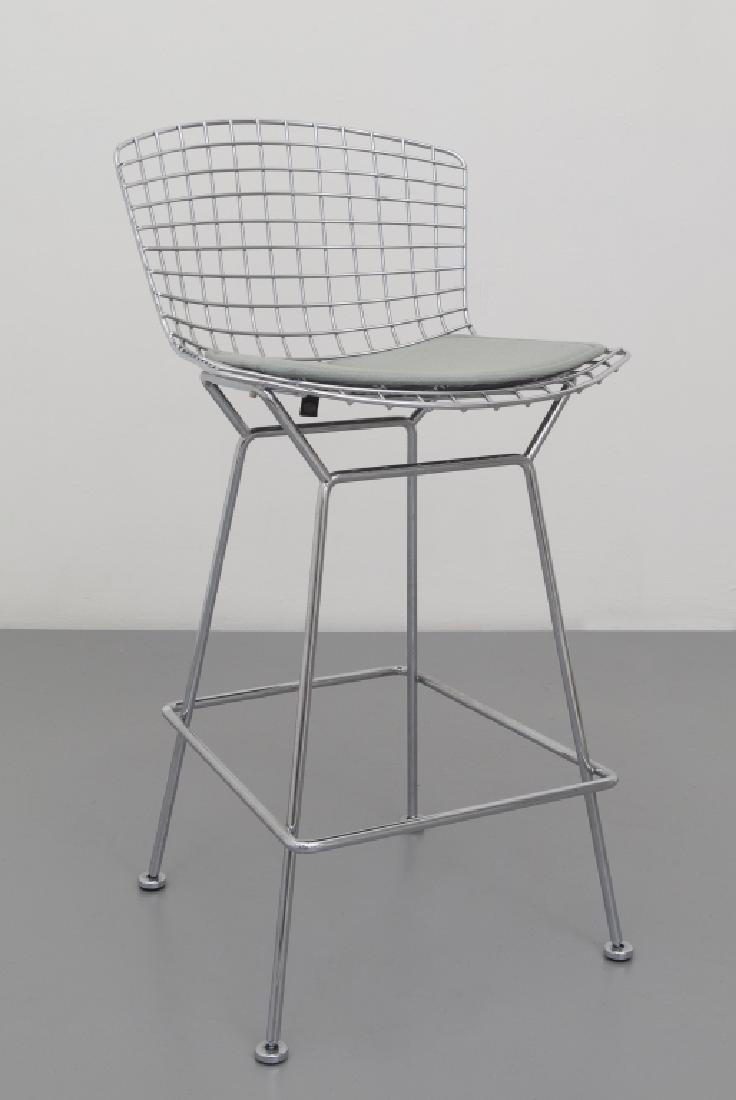 HARRY BERTOIA Uno sgabello bar per KNOLL: HARRY BERTOIA Uno sgabello bar per KNOLL INTERNATIONAL, 1962. Rete mtallica nichelata. Altezza cm 98,5, larghezza 53, profonditÃ 57. Letteratura: Steven and Linda Rouland, Knoll furniture 1938-1960