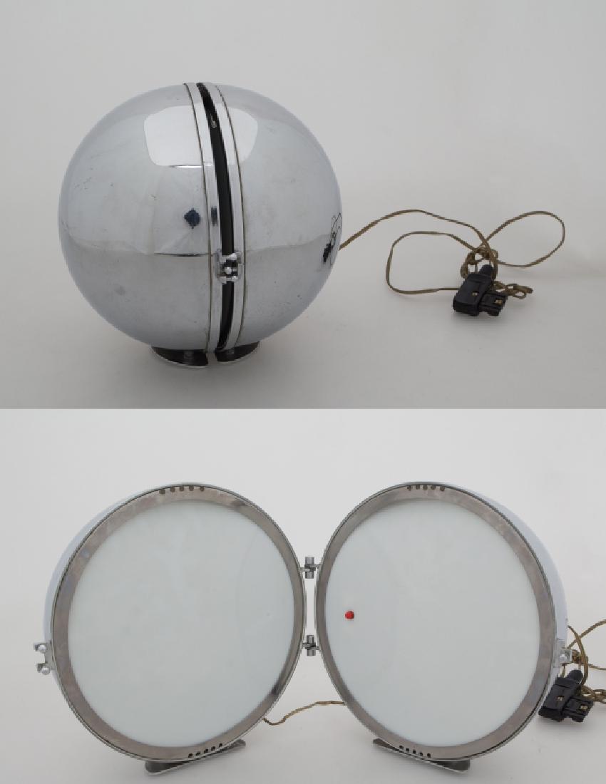 UNA LAMPADA DA TAVOLO, anni '70. Acciaio: UNA LAMPADA DA TAVOLO, anni '70. Acciaio cromato, perspex. Diametro cm 23.
