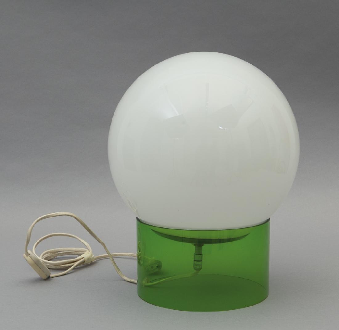 UNA LAMPADA DA TAVOLO, anni '70. Vetro: UNA LAMPADA DA TAVOLO, anni '70. Vetro trasparente verde, vetro opalino. Altezza cm 33.