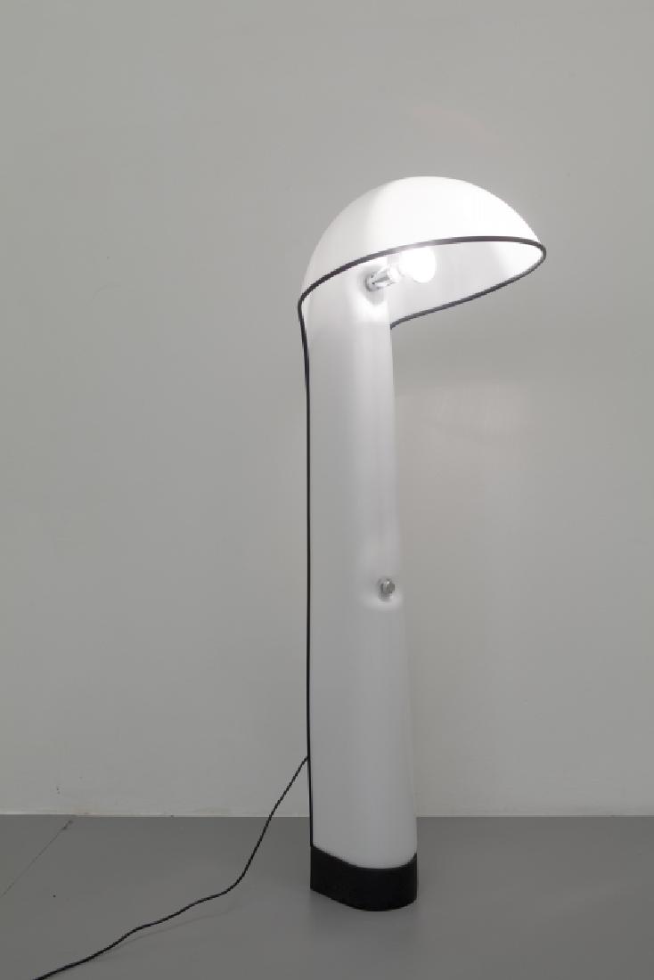 HARVEY & GUZZINI (Editore) (FOTO 406) Una: HARVEY & GUZZINI (Editore) (FOTO 406) Una lampada da terra 'Alba', anni '70. Metacrilato opalino termostampato, gomma, metallo cromato, base-zavorra in ghisa. Etichetta 'iGuzzini made in Italy'. Altez