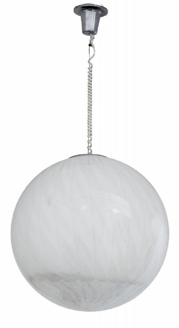 UNA LAMPADA A SOSPENSIONE, anni '70. Acciaio: UNA LAMPADA A SOSPENSIONE, anni '70. Acciaio cromato, vetro soffiato. Diametro cm 50.