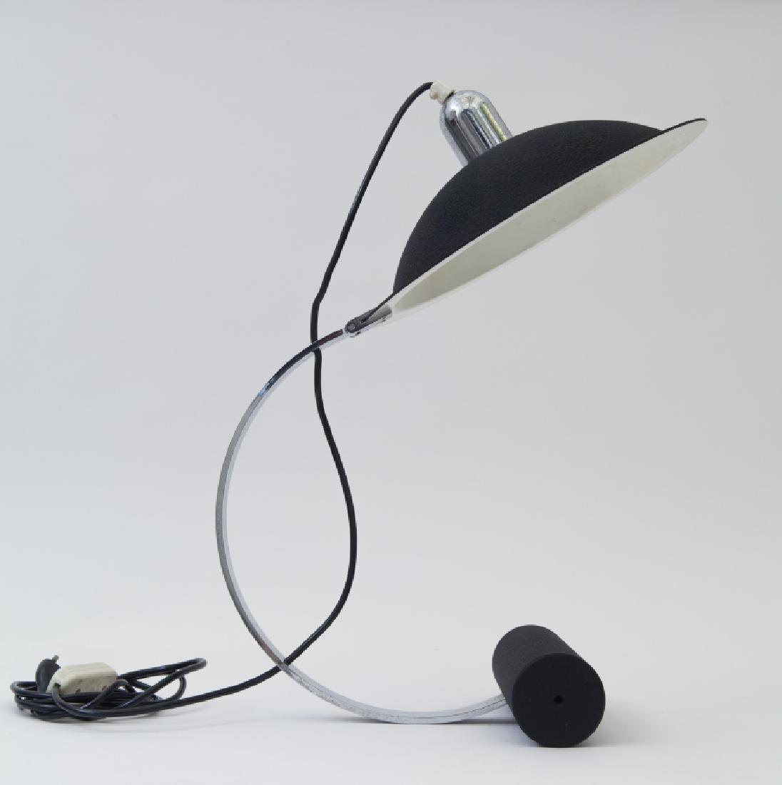 UNA LAMPADA DA TAVOLO, anni '70.  Ghisa (1 of 1)