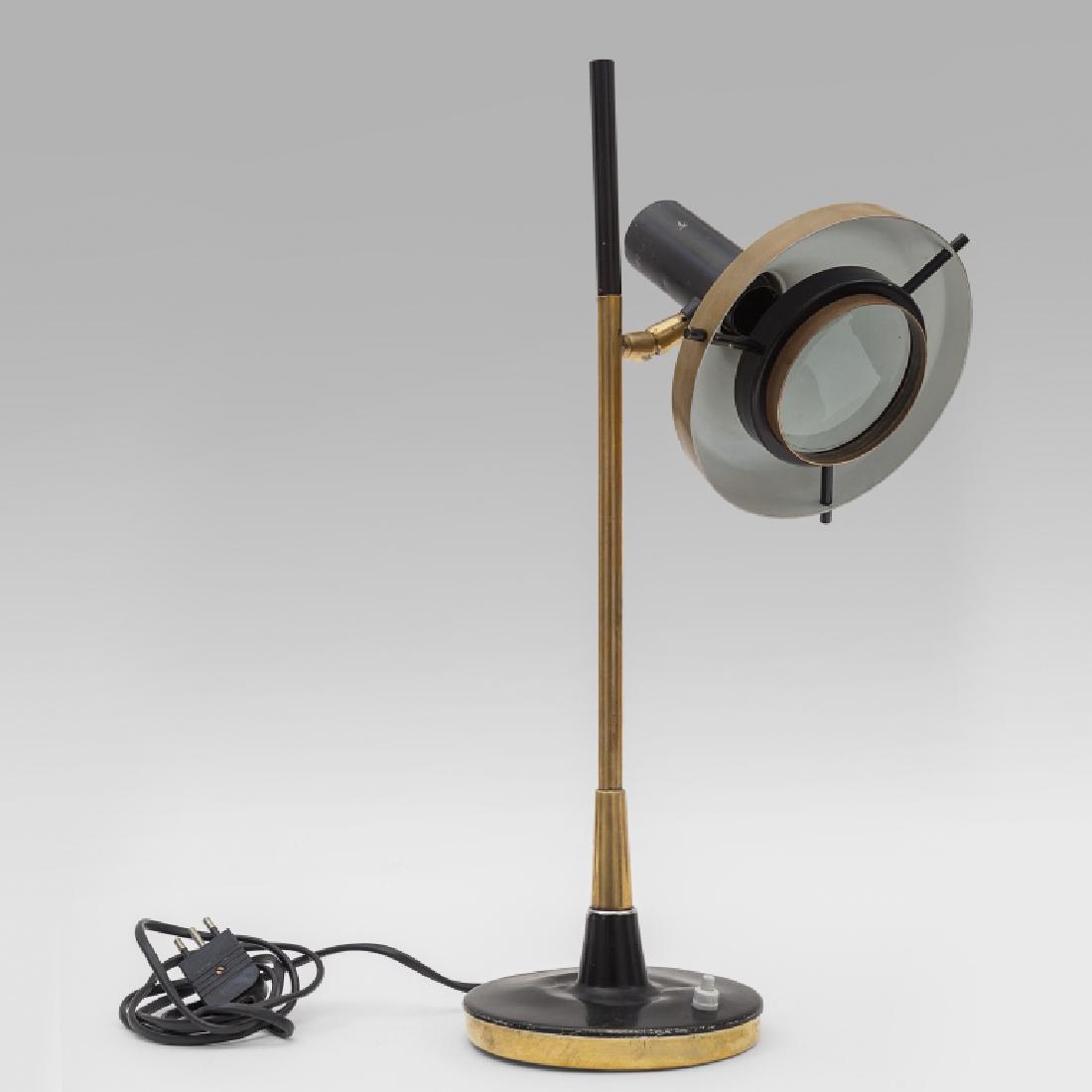 OSCAR TORLASCO  Una lampada da tavolo per (1 of 1)