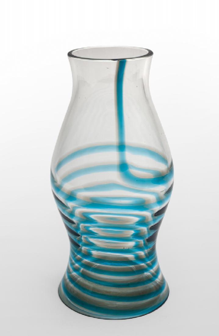 STUDIO VENINI Un candeliere in cristallo con: STUDIO VENINI Un candeliere in cristallo con copricandela della serie "Bifilo" e decoro a canne a spirale, 1973. Marca incisa "venini italia". Altezza cm 26,5. Letteratura: Franco Deboni, I vetri Veni