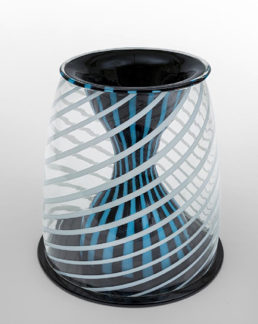 MARCO ZANINI, VENINI Un vaso "Giulian", 1991.: MARCO ZANINI, VENINI Un vaso "Giulian", 1991. Altezza cm 33,5. Letteratura: Franco Deboni, I vetri Venini catalogo 1921-2007, Allemandi, Torino, 2007, Tav. 346.