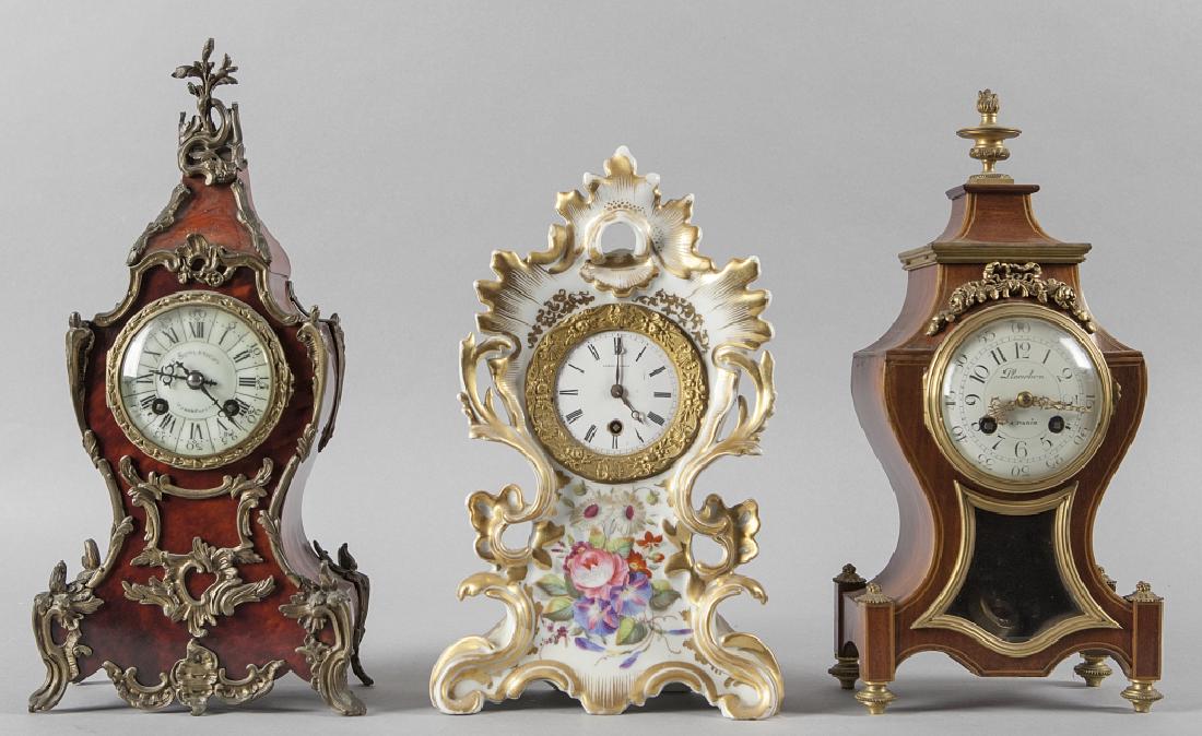 Tre orologi di varie forme e materiali di  cui (1 of 1)