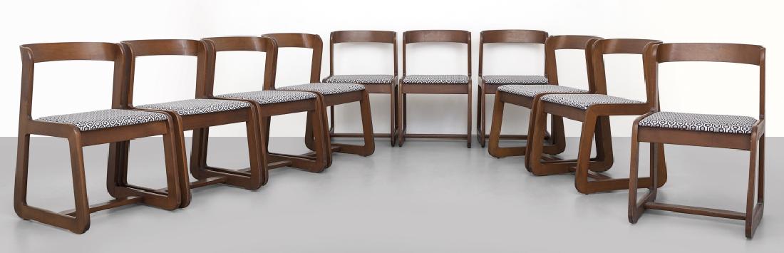 WILLY RIZZO Un insieme di dieci sedie, anni: WILLY RIZZO Un insieme di dieci sedie, anni '70. Legno di faggio tinto all'anilina, sedili imbottiti rivestiti in tessuto. Altezza cm 74, larghezza 47, profonditÃ 50.