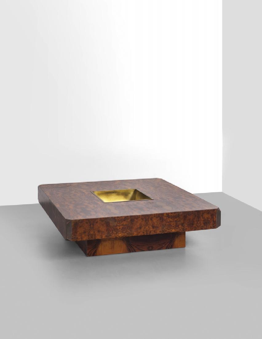 WILLY RIZZO Un tavolino, anni '70.: WILLY RIZZO Un tavolino, anni '70. Truciolare rivestito in radica, ottone. Cm 35 (h) x 120 x 120.