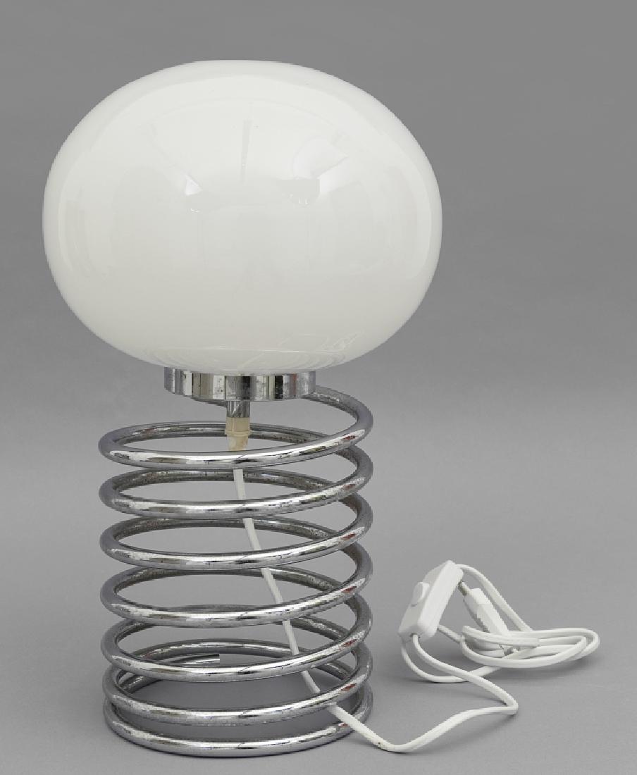 INGO MAUER Una lampada da tavolo 'Spirale': INGO MAUER Una lampada da tavolo 'Spirale' per DESIGN M, 1968. Acciaio cromato, vetro opalino. Altezza cm 39. Letteratura: Catalogo Design M, anni '60, pagine non numerate Domus 461 (aprile 1968), p.