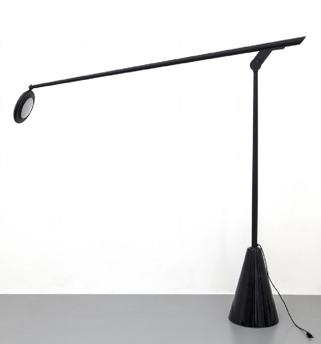 HANS VON KLIER Una lampada alogena da terra: HANS VON KLIER Una lampada alogena da terra 'Giraffa' per BILUMEN, 1985. Marmo, metallo verniciato, braccio girevole con diffusore regolabile a doppia luce. Altezza cm 210. Lunghezza cm 233.