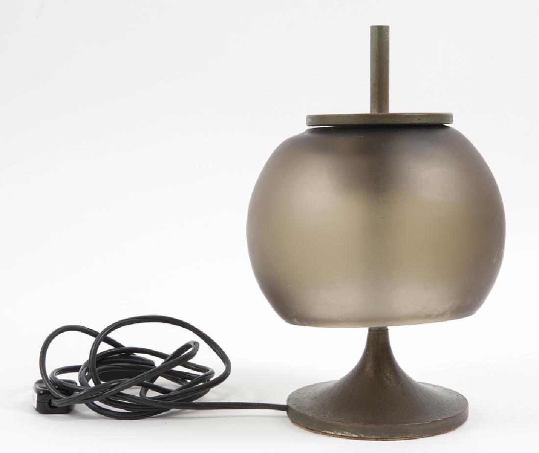 SCHWEINBERGER GISMONDI EMMA Una lampada da: SCHWEINBERGER GISMONDI EMMA Una lampada da tavolo 'Chi' per ARTEMIDE, 1961. Ottone nichelato opaco, vetro colorato satinato. Altezza cm 26. Letteratura: Domus 399 (febbraio 1963), p. d/107 Catalogo Ar