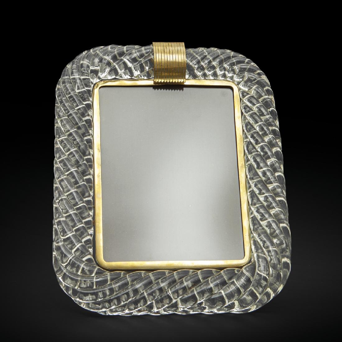 FRATELLI BAROVIER Un portaritratti, anni '30.: FRATELLI BAROVIER Un portaritratti, anni '30. Cristallo ritorto, ottone. Residuo di etichetta circolare 'Fratelli Barovier'. Cm 34 x 28.