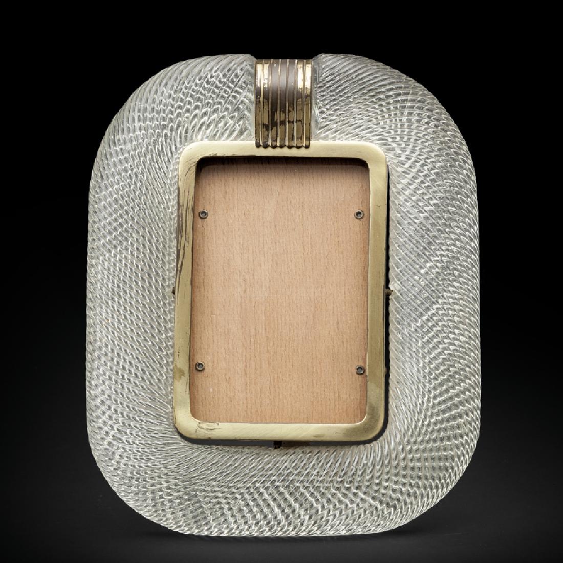 BAROVIER & TOSO Un portaritratti, anni '30.: BAROVIER & TOSO Un portaritratti, anni '30. Cristallo ritorto, ottone. Marchio stampigliato sul supporto 'Barovier-Toso Murano'. Cm 22 x 18.