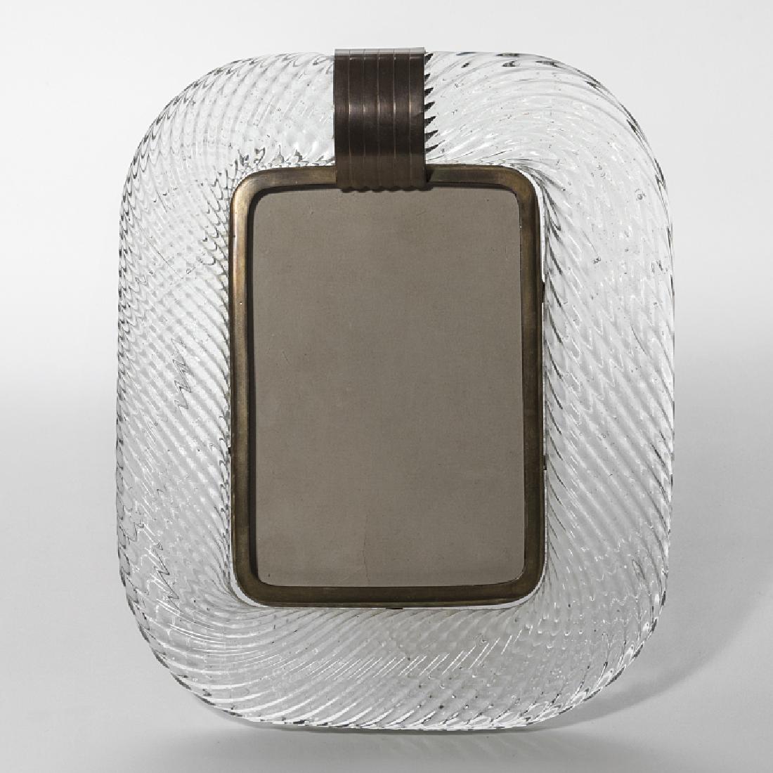 MURANO, anni '30. Un portaritratti di: MURANO, anni '30. Un portaritratti di cristallo ritorto e ottone. Cm 22 x 18.
