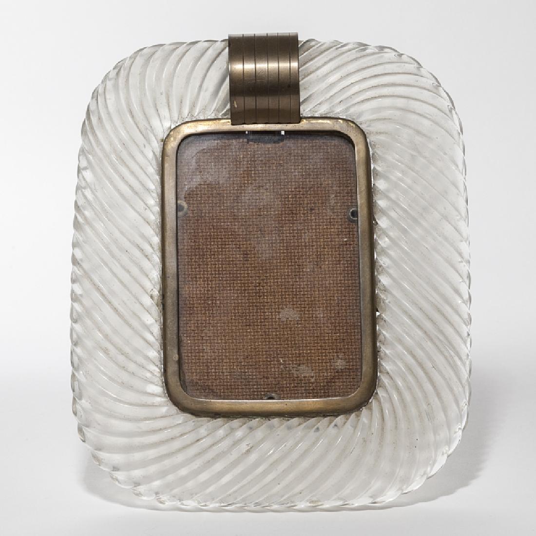 MURANO, anni '30. Un portaritratti in: MURANO, anni '30. Un portaritratti in cristallo opalino. Cm 20 x 17.