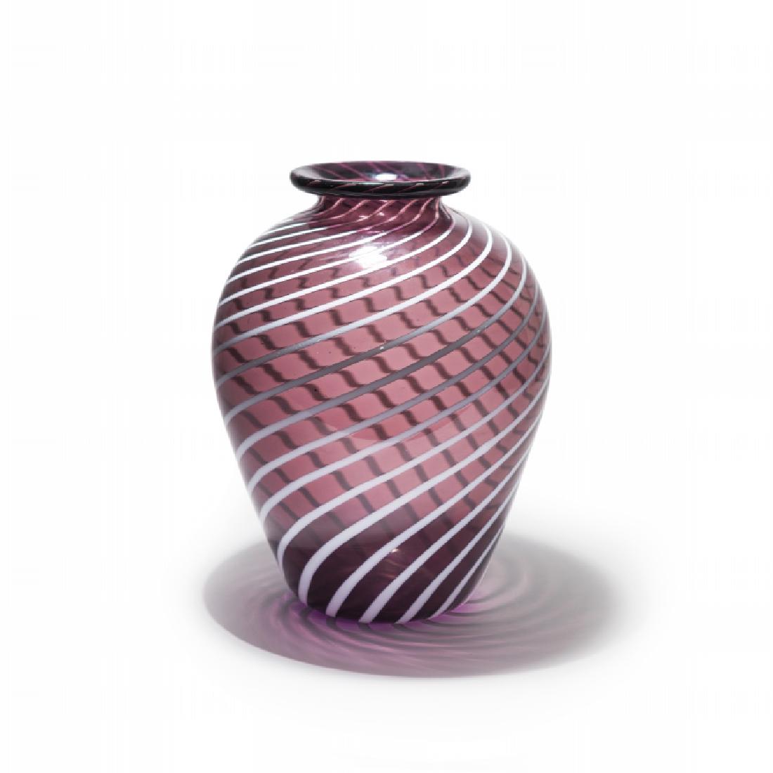 NAPOLEONE MARTINUZZI, VENINI Un vaso in vetro: NAPOLEONE MARTINUZZI, VENINI Un vaso in vetro trasparente ametista rigato lattimo, circa 1927. Modello '1871'. Altezza cm 35. Letteratura: Franco Deboni, I vetri Venini catalogo 1921-2007, Allemandi,