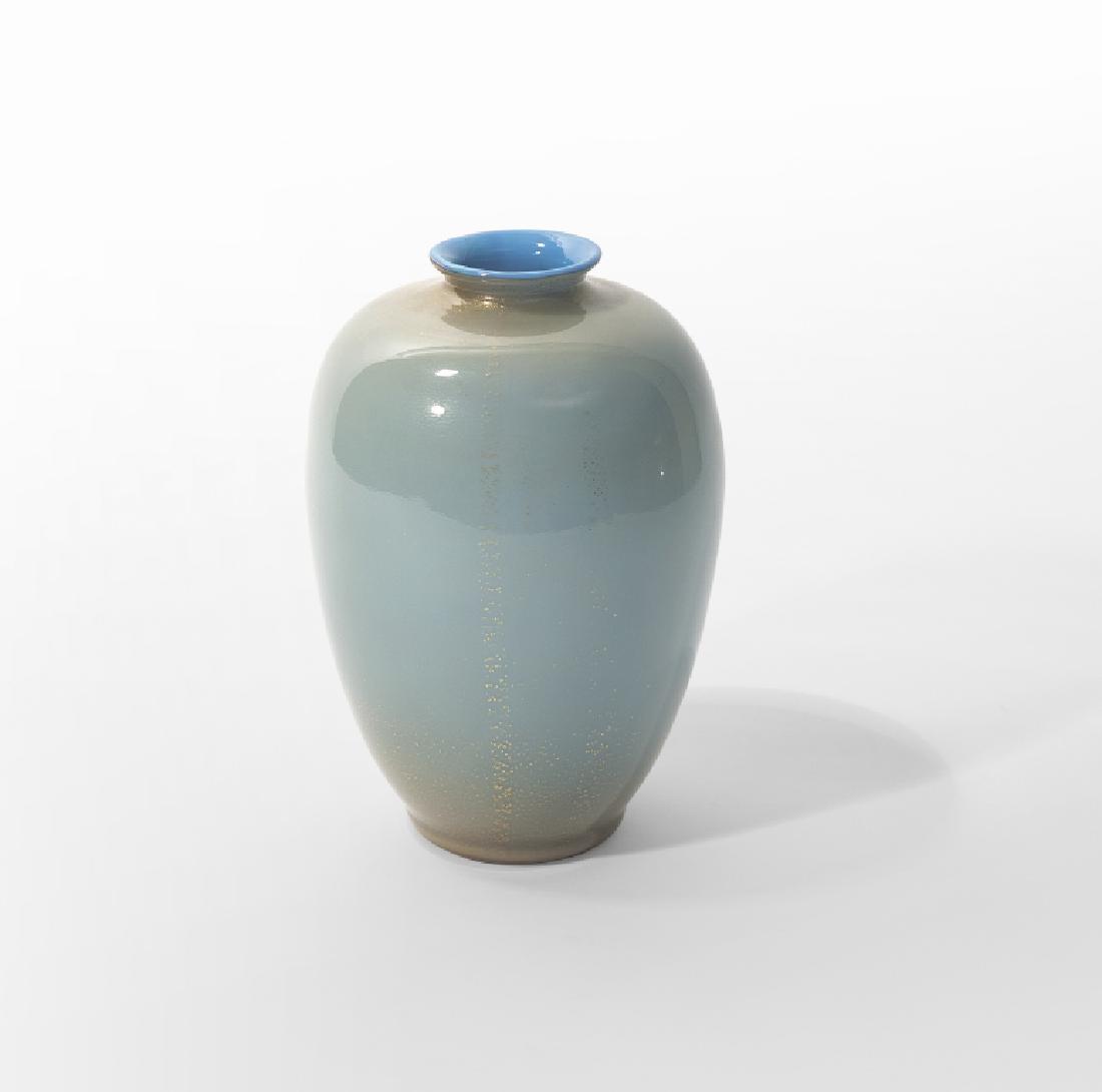 TOMMASO BUZZI, VENINI Un vaso in vetro alga,: TOMMASO BUZZI, VENINI Un vaso in vetro alga, modello '3575', 1932. Marcato all'acido 'venini murano'. Altezza cm 19,5. Letteratura: Tavola 30 del catalogo blu Venini in Franco Deboni, i vetri venini,