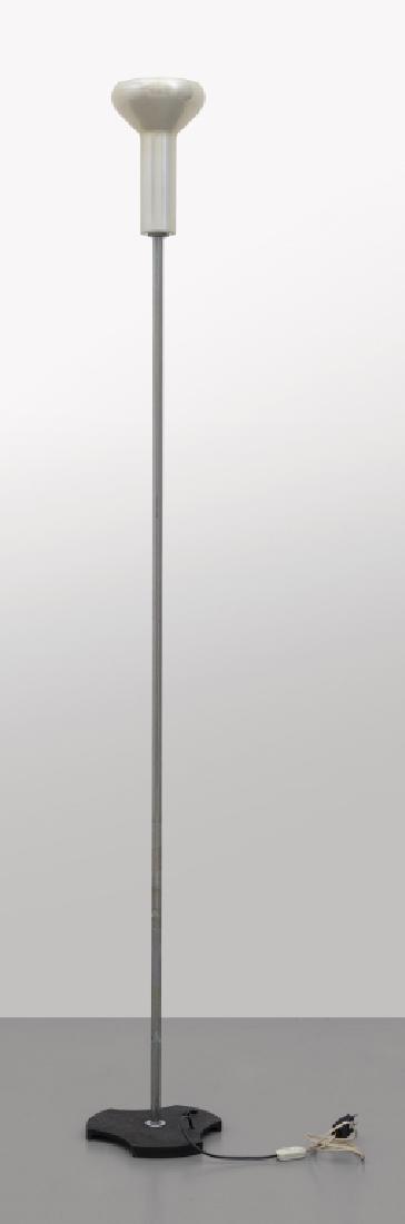 GINO SARFATTI Una lampada da terra '1073/p': GINO SARFATTI Una lampada da terra '1073/p' per ARTELUCE, 1956. Ghisa verniciata craquelÃ©, acciaio cromato, alluminio anodizzato. Altezza cm 183. A '1073/p' floor lam manufactured by ARTELUCE, 1956