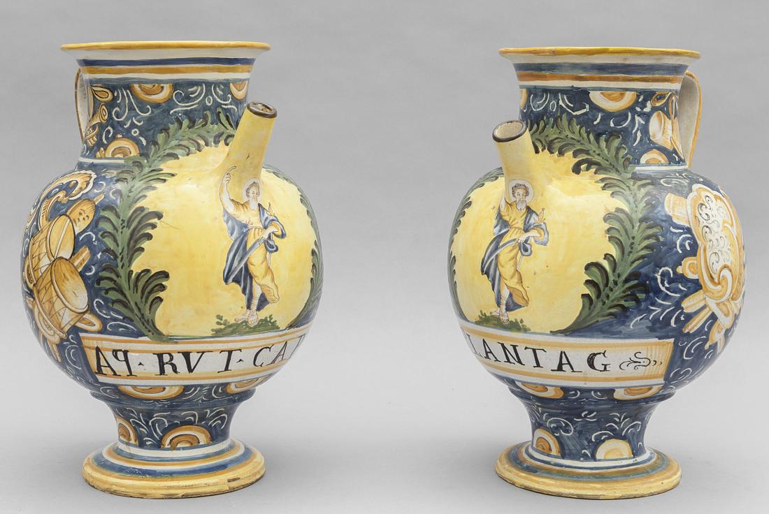 Coppia di brocche in ceramica policroma, (1 of 3)