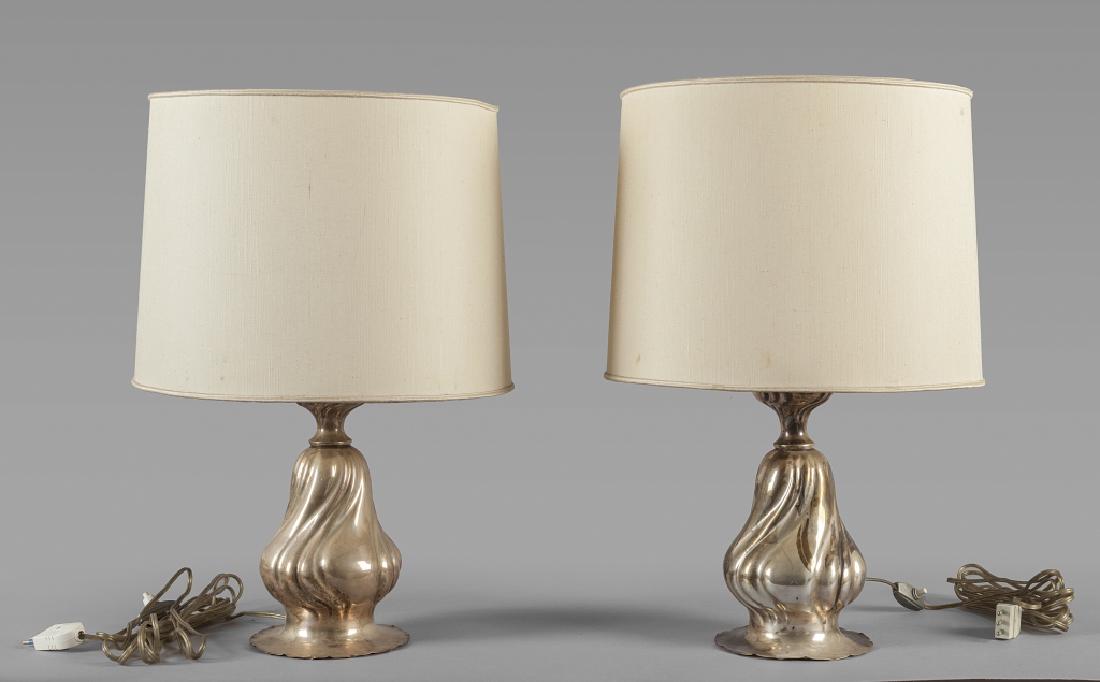 Coppia di vasi in argento in stile barocco: Coppia di vasi in argento in stile barocco adattati a lampada h.tot.cm.53 con cappellini