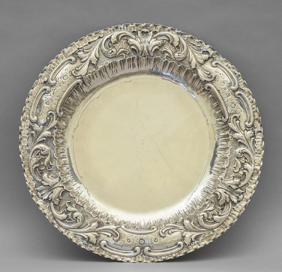 Piatto in argento con bordo sbalzato (1 of 1)