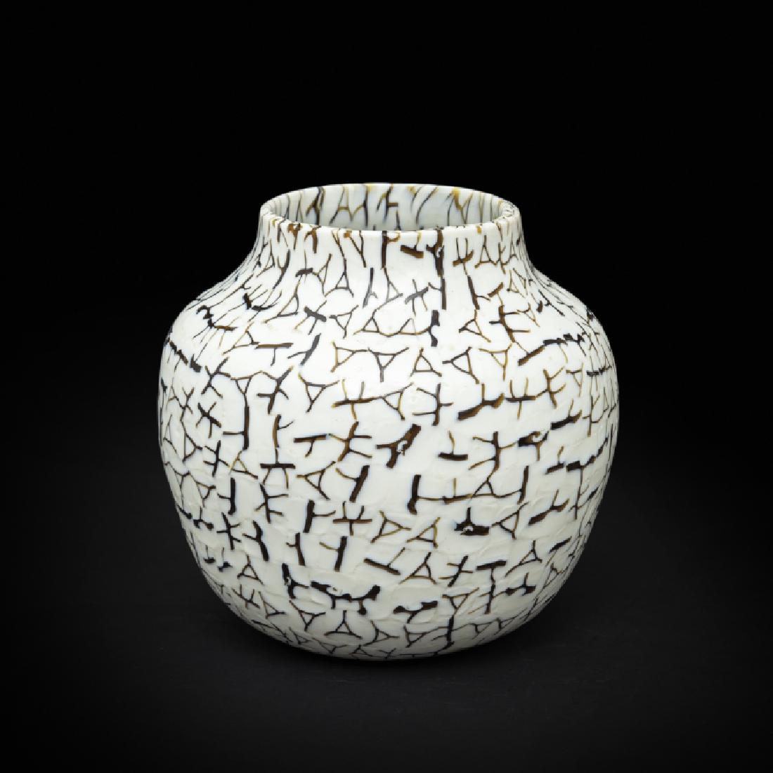 LUDOVICO DIAZ DE SANTILLANA, VENINI Un vaso in: LUDOVICO DIAZ DE SANTILLANA, VENINI Un vaso in vetro a murrine della serie 'Coccio', circa 1984. Etichetta originale. Altezza cm 17. Letteratura: Franco Deboni, I vetri Venini catalogo 1921-2007, Alle