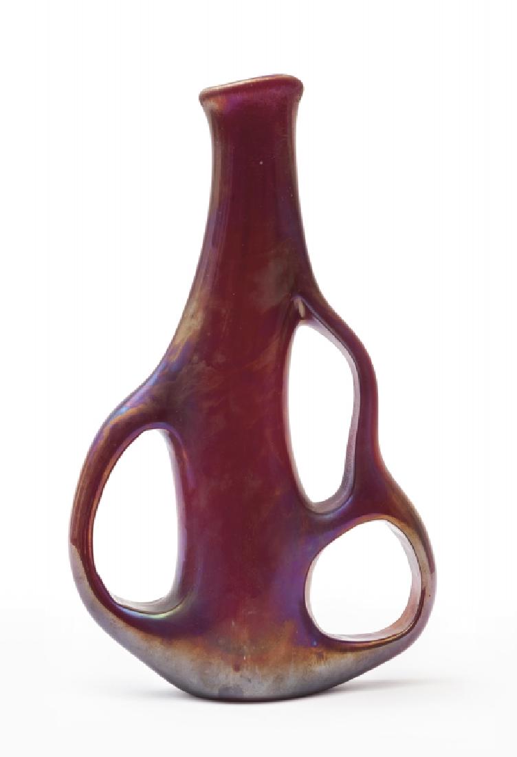 GIORGIO FERRO, A.VE.M. Un vaso 'Ansa volante',: GIORGIO FERRO, A.VE.M. Un vaso 'Ansa volante', 1955. Vetro rosso iridato. Altezza cm 30,5.