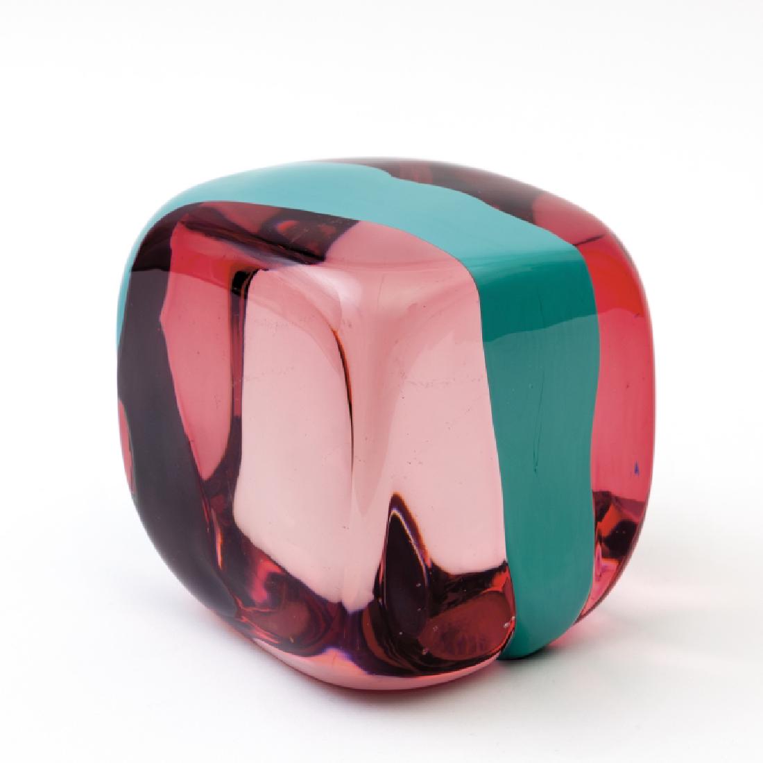 CARDIN PIERRE, STUDIO VENINI Un cubo in vetro: CARDIN PIERRE, STUDIO VENINI Un cubo in vetro rubino con fascia di colore, circa 1970. Firma incisa alla base "Pierre Cardin". Altezza cm 13. Letteratura: Franco Deboni, I vetri Venini catalogo 1921-2