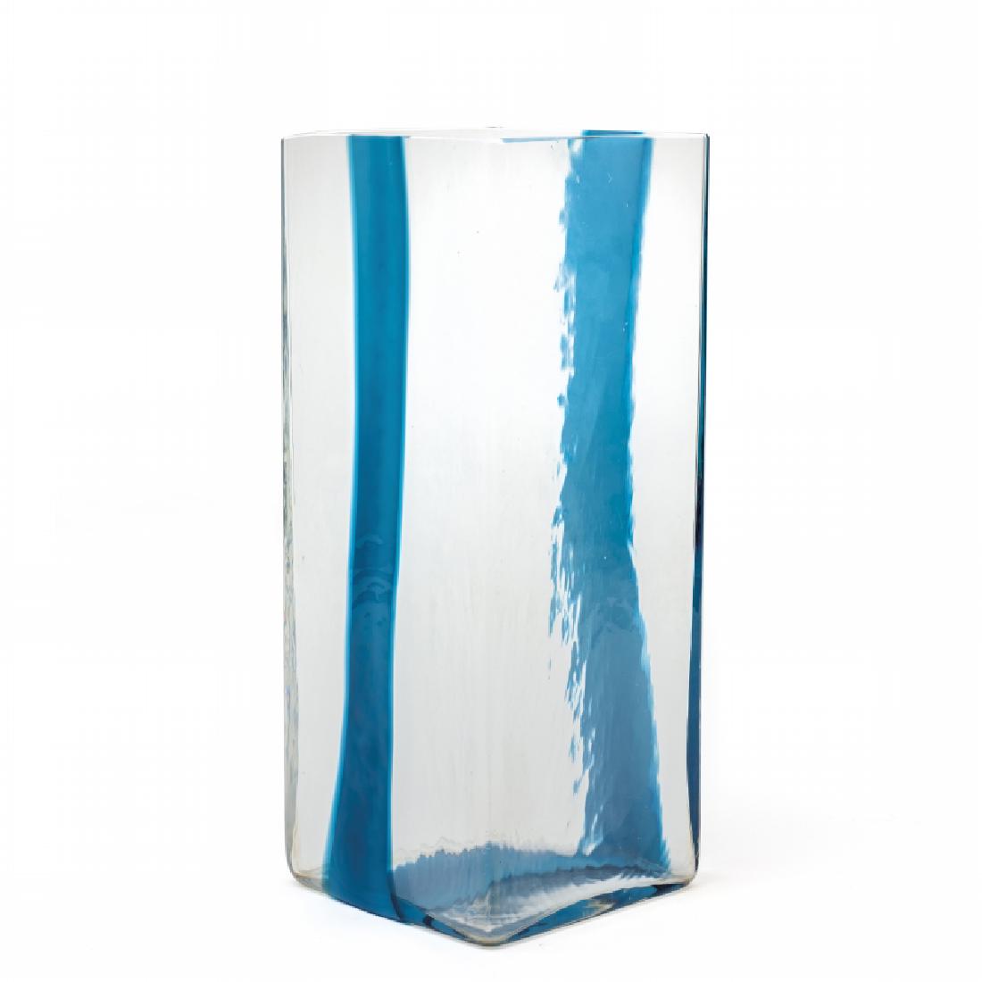 CARDIN PIERRE, STUDIO VENINI Un vaso a sezione: CARDIN PIERRE, STUDIO VENINI Un vaso a sezione quadra in cristallo con fascia di colore, circa 1970. Marca incisa 'venini pierre cardin'. Altezza cm 30. Letteratura: Franco Deboni, I vetri Venini La s